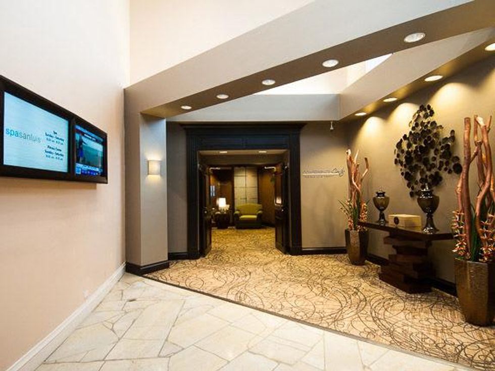 San Luis Conference Center, Entry