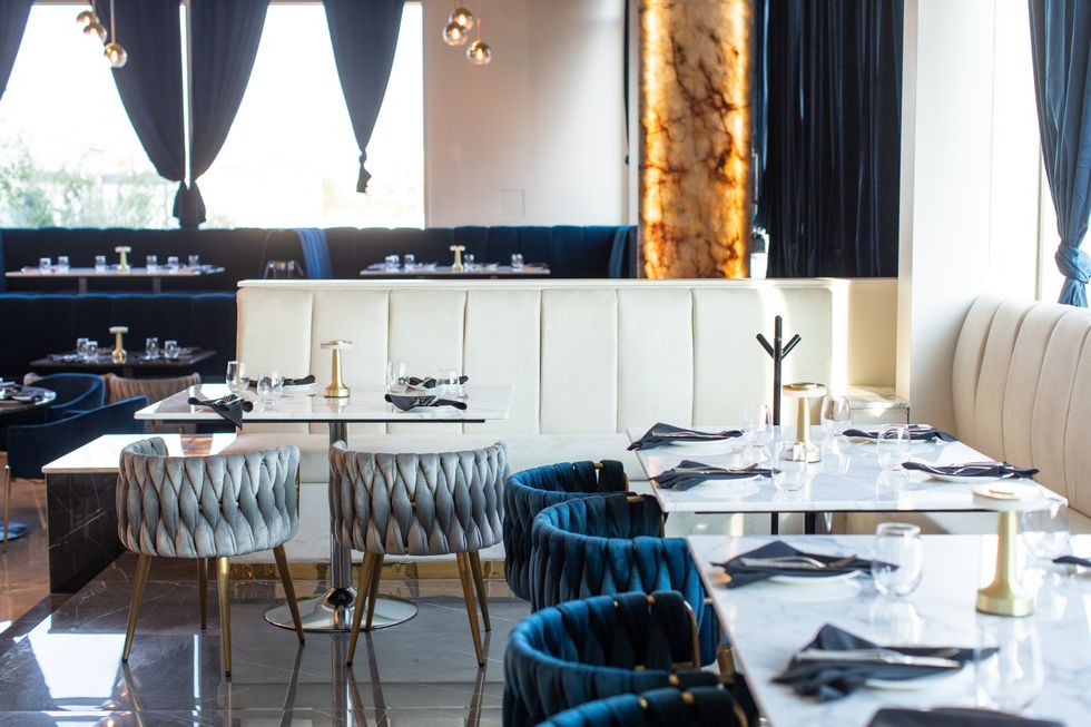 Se7en restaurant interior