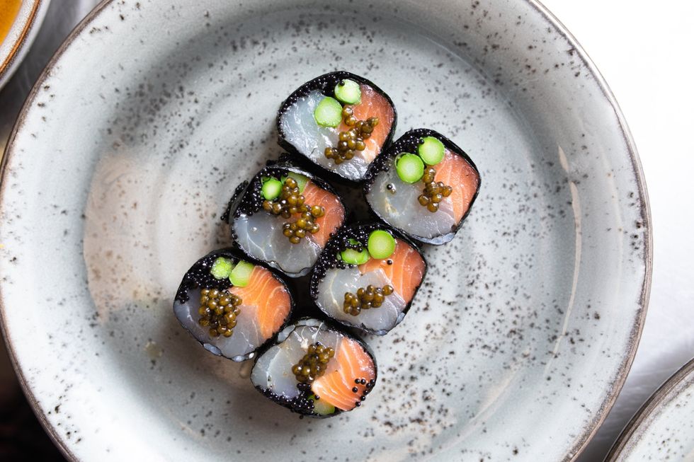 Se7en restaurant sushi roll