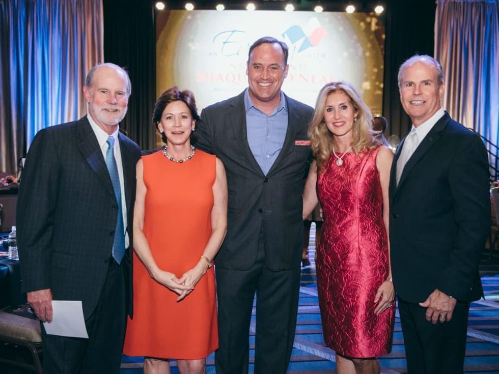 Shaquile O' Neal Honorary event chairs (L to R) Stephanie & Brad Tucker and Monica & Kevin King with Matt Iseman