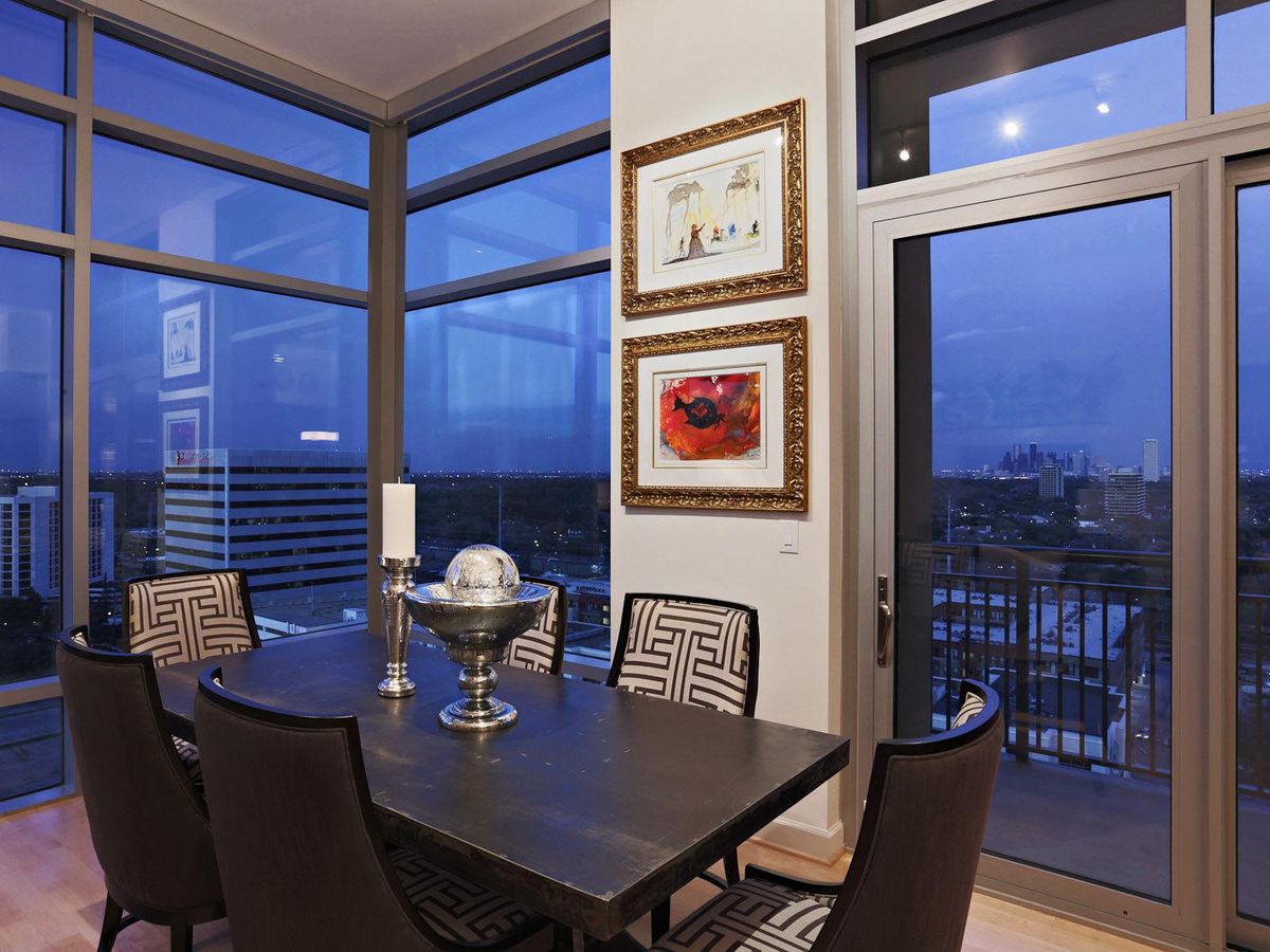 From the dining area view, the downtown skyline beckons in the distance ...