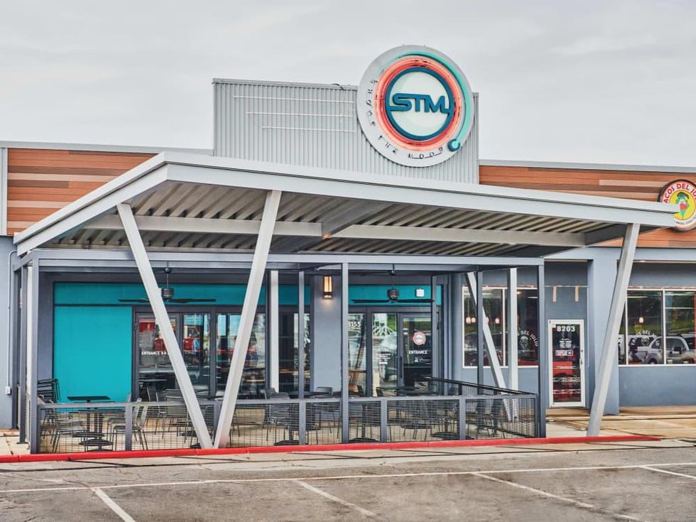 Shoot the Moon patio and entrance