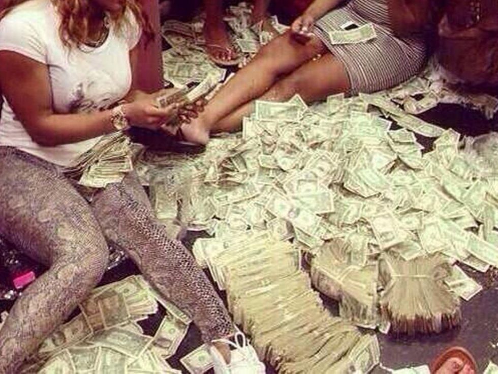 staff at strip club count money supposedly left by Drake November 2013