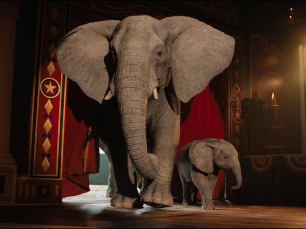 Stella (Angelina Jolie) and Ruby (Brooklynn Prince) in The One and Only Ivan