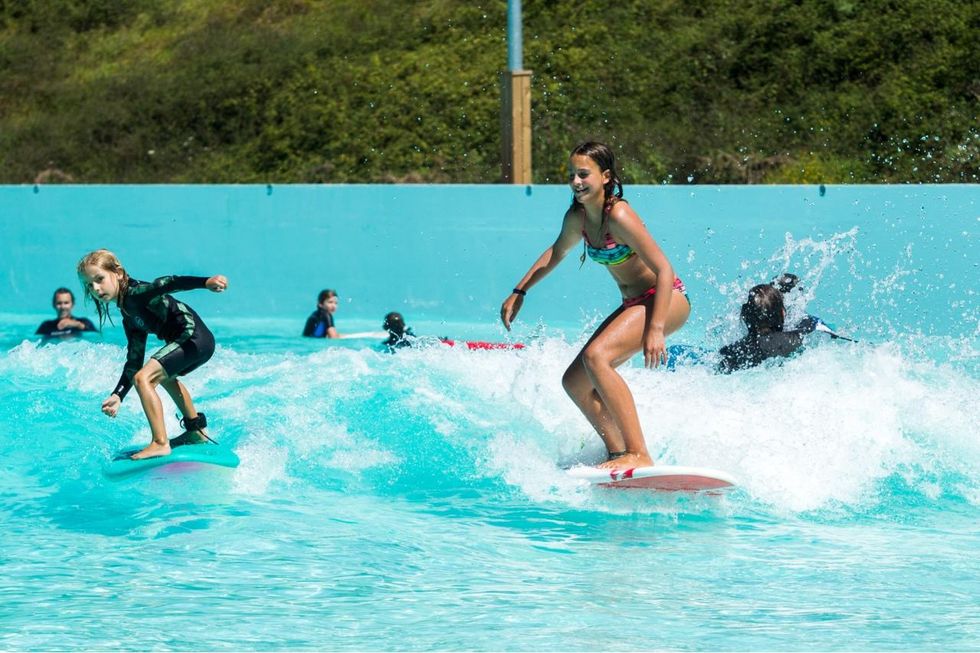 surfer kids Wavegarden