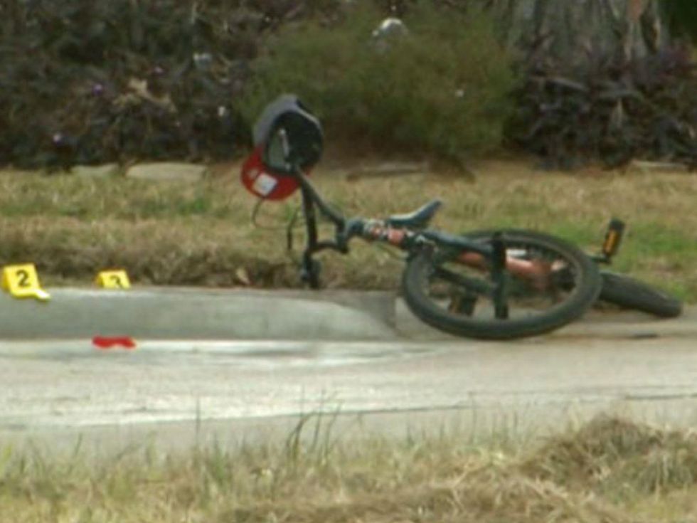 suspects pistol-whip, shoot bicyclist during attempted robbery in Pasadena bike in road