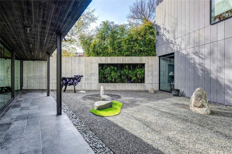 The courtyard of 1531 Milford Street