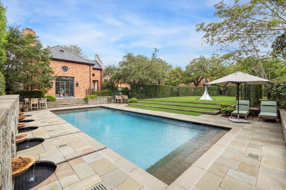 The in-ground pool and fountains of 2110 River Oaks Boulevard