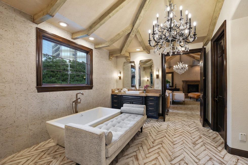 The primary suite bath at 5007 Cedar Creek Drive