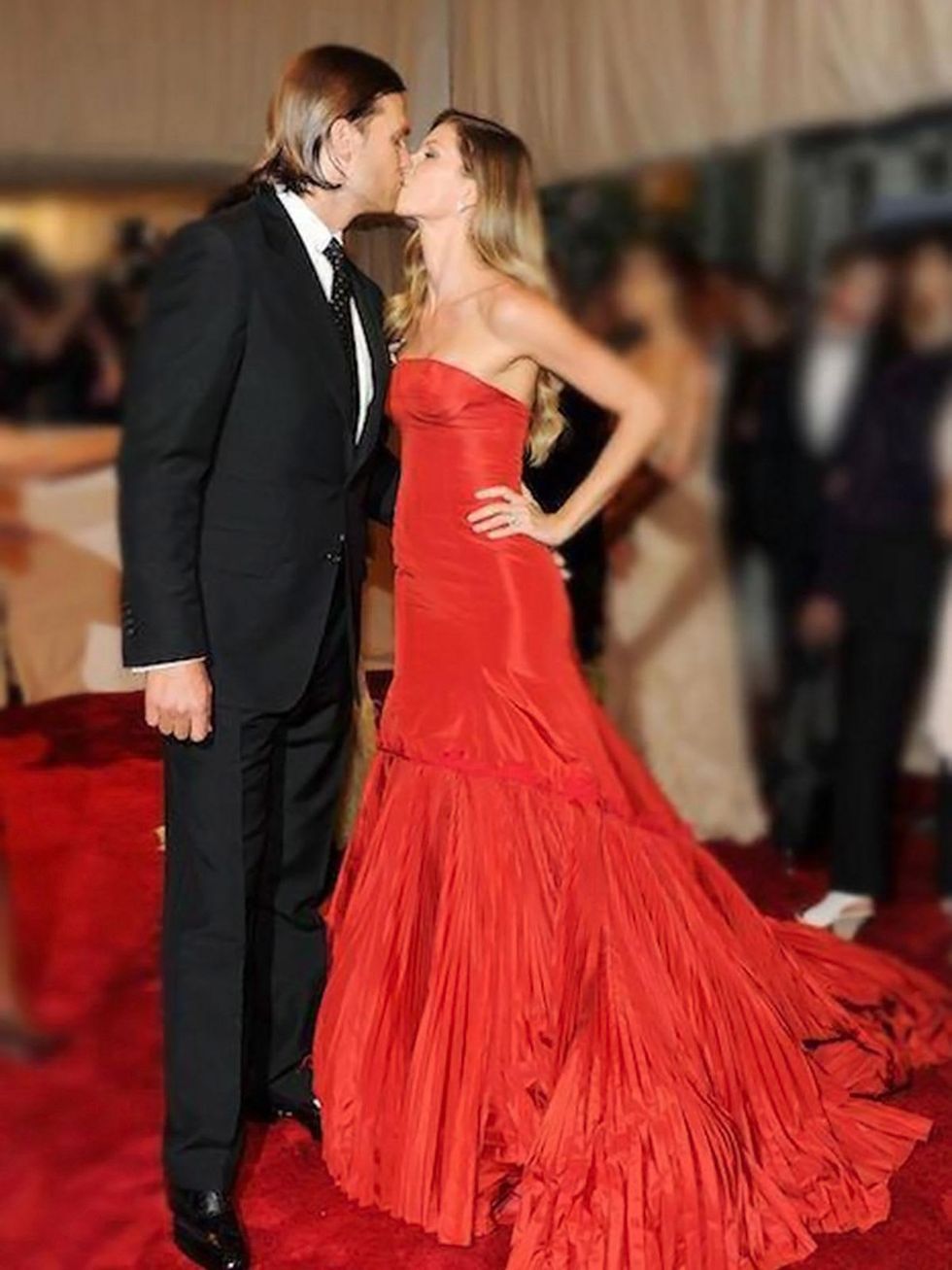 Tom Brady and Gisele B\u00fcndchen kissing