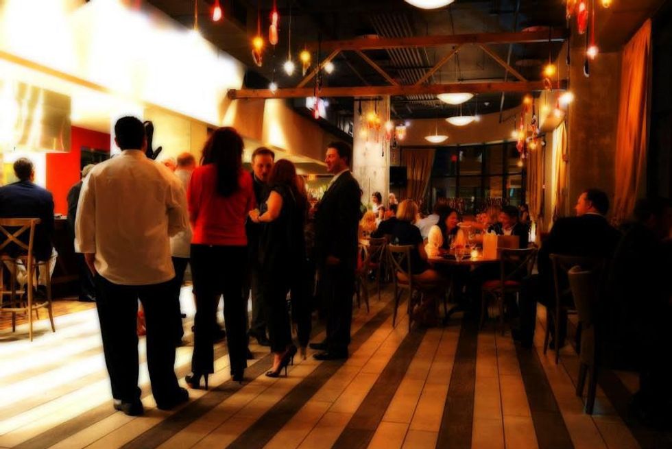 Trenza interior with crowd