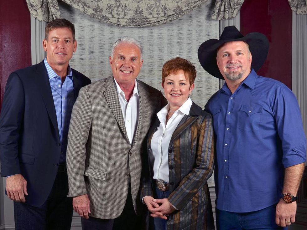 Troy Aikman, from left, Mark and Shannon Wallace and Garth Brooks at Texas Children's event November 2013