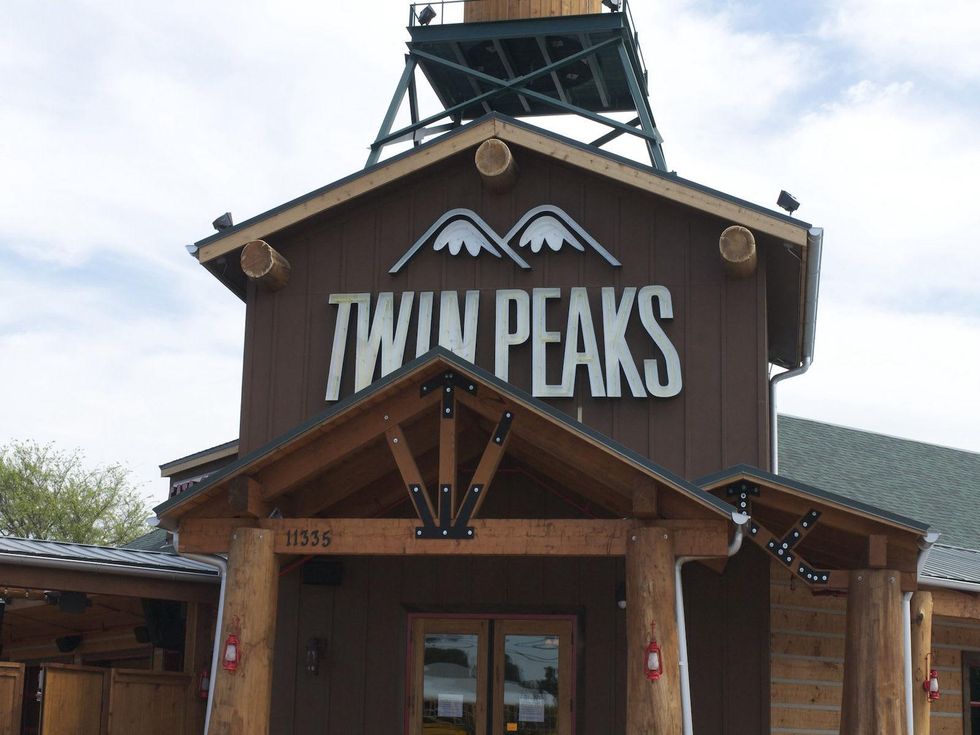 Twin Peaks Kirkwood Exterior