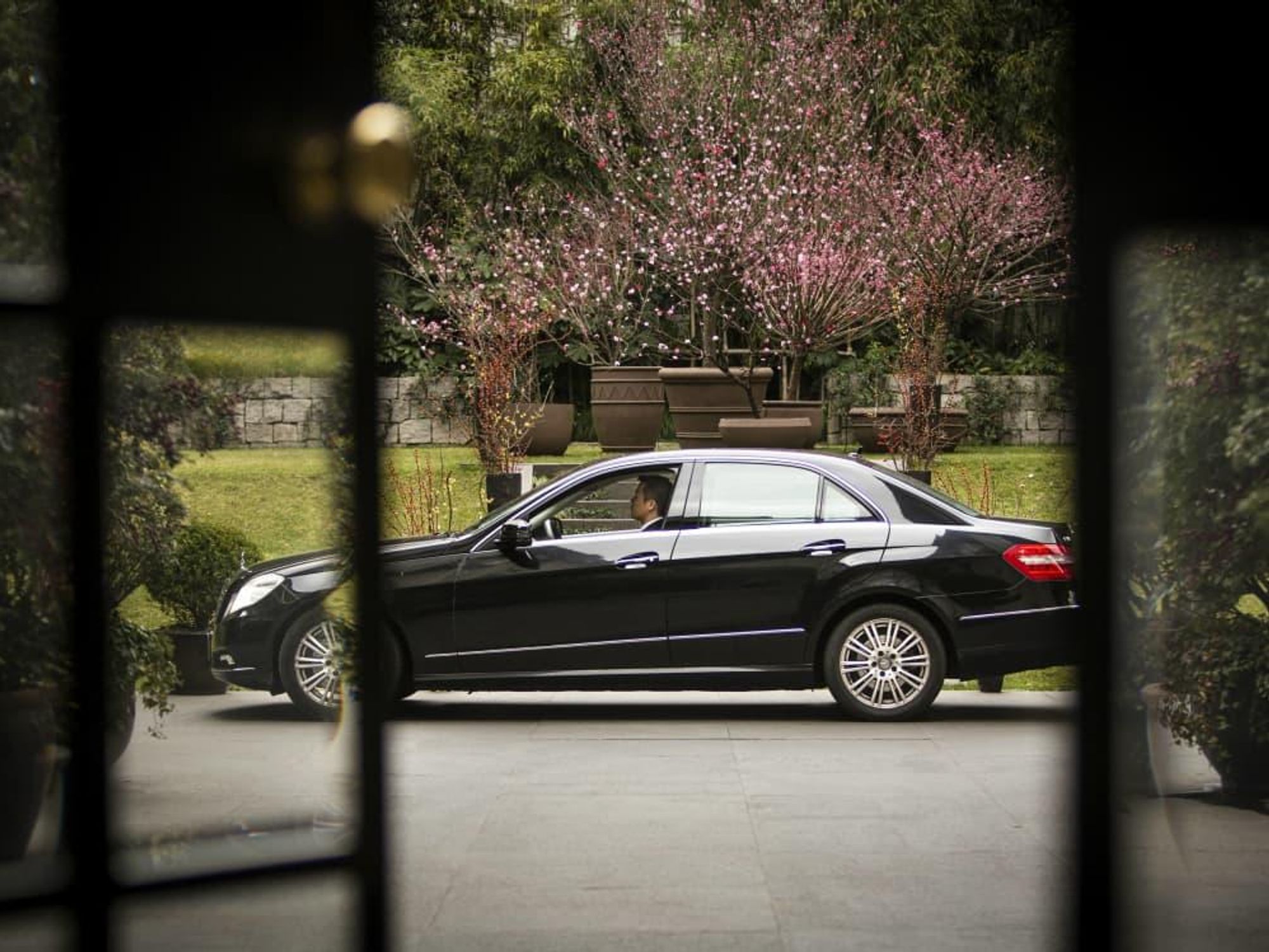 UberLUX lux black car luxury vehicle ride sharing service 2015