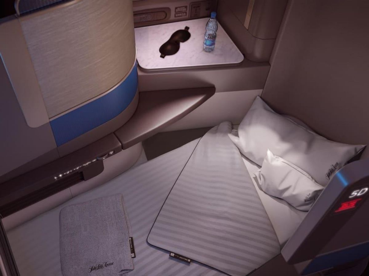 United Polaris service features bedding from Saks Fifth Avenue ...