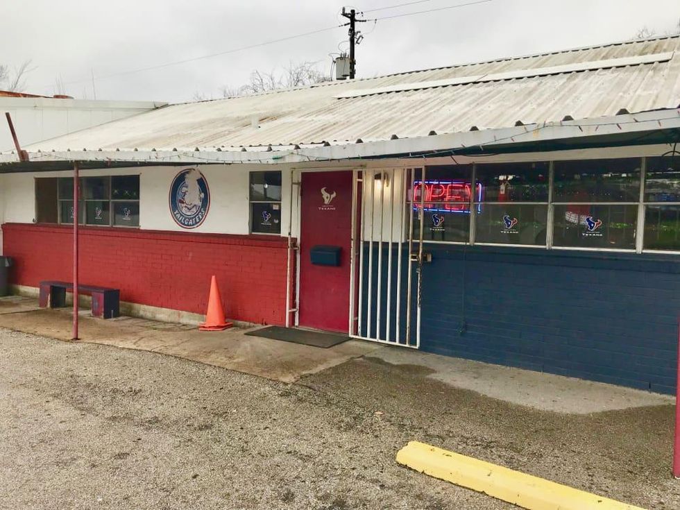 Vara's sports bar exterior