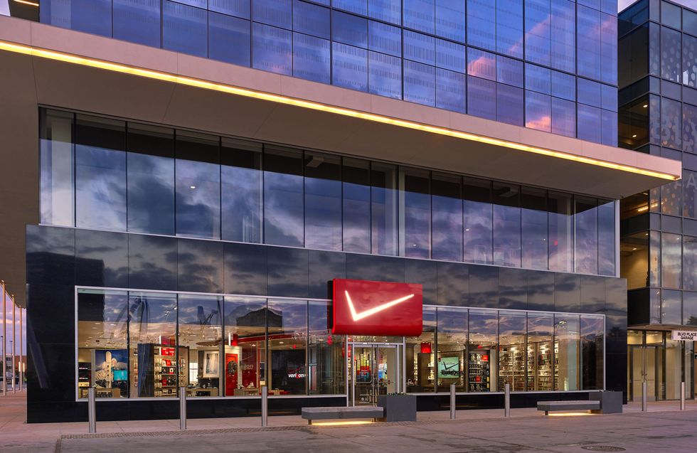 Verizon Store at BLVD Place exterior