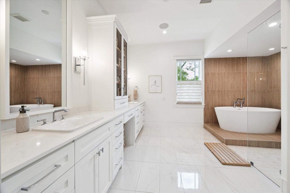 View of the master bath of 1039 Harvard Street