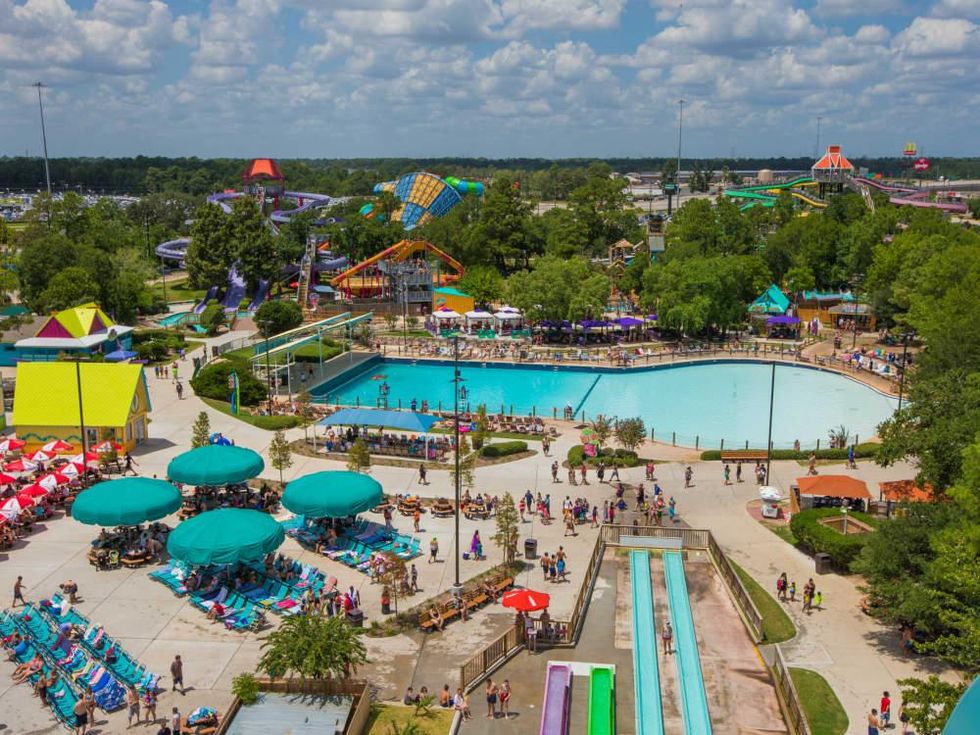 wet n wild splashtown exterior