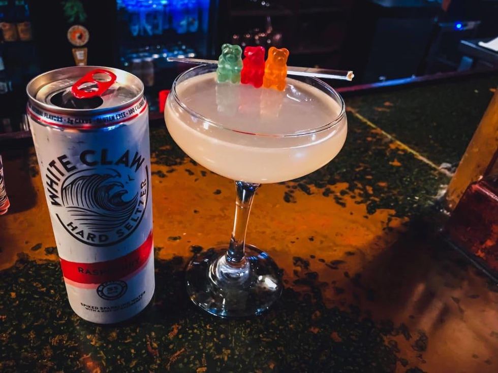 White Claw Penny Whistle Pub Rue St Dennis