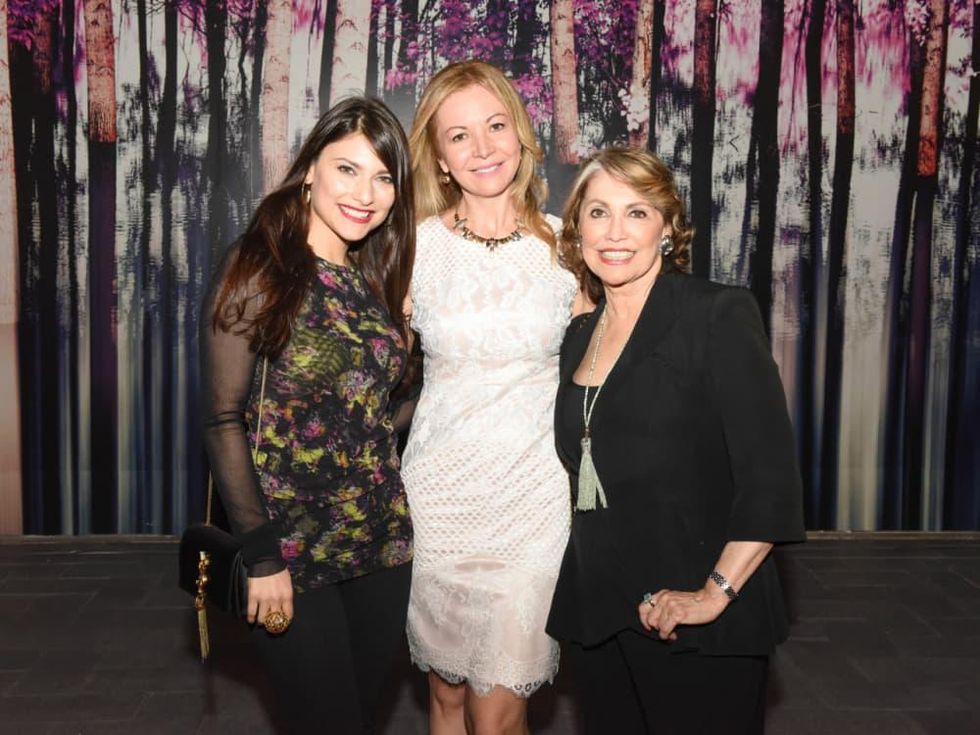 Wilshire Meets the Neighbors Mariana Salda\u00f1a, Gabriela Pineda, Azenett Salda\u00f1a