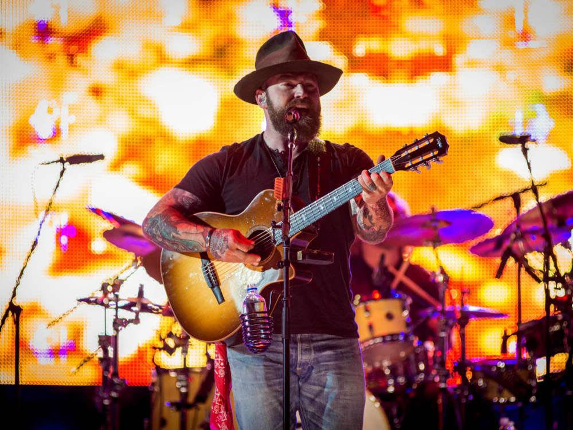 Zac Brown Band Zac Brown mid-song singing